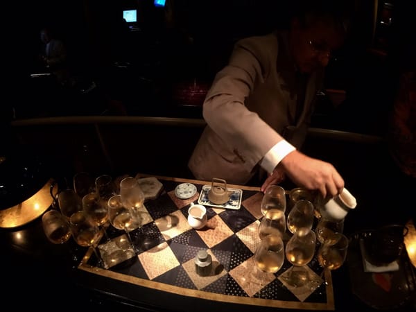 The Dialogue of Time Between Tea and Wine: A Flavor Philosophy from Aged Pu'er to Old Burgundy